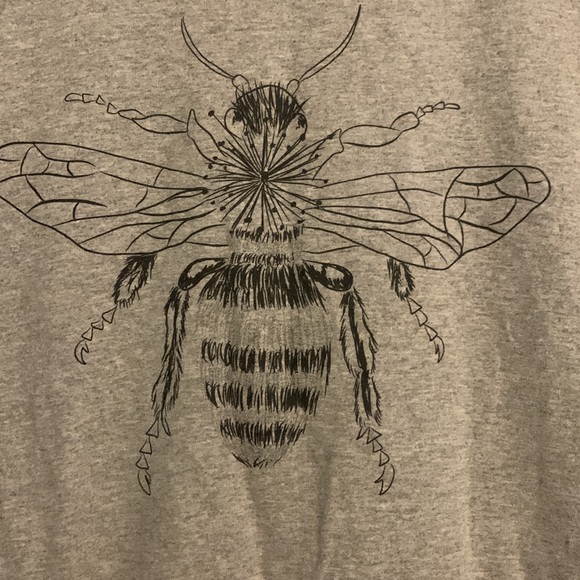 Grey t shirt with pretty bee - Picture 3 of 4